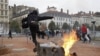 Cảnh sát, sinh viên Pháp đụng độ ở ngoại ô Paris