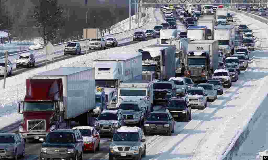 Lalu lintas tersendat di sepanjang jalur I-75 akibat jalanan yang ditutupi es di Detroit, Michigan, 7 Januari 2014.