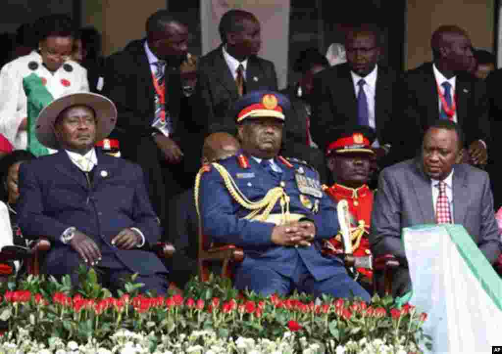 Shugaban Kenya Uhuru Kenyatta da Shugaban Uganda Yoweri Museveni. Shugabanni daga kasashen Afirka da duniya sun kasance wurin bukukuwan a Nairobi domin tunawa da ranar.