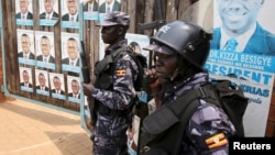 Des policiers ougandais à Kampala, Ouganda, le 19 février 2016 