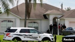 在佛罗里达州圣露西港，警察站在一幢据信与奥兰多枪击案凶手有关的住宅前（2016年6月12日）