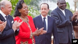 French president Francois Hollande, second right, looks at interim Central African Republic President Catherine Samba-Panza, second left, in Bangui, Central African Republic, Feb. 28, 2014.