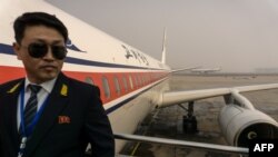지난해 2월 중국 베이징 공항에서 북한 고려항공 승무원이 평양행 Tu-204 여객기에 탑승하는 승객을 맞이하고 있다.