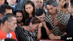 Familiares lloran los restos del difunto miembro del Partido Nacional (Partido Nacional) Dagoberto Villalta, presuntamente asesinado por miembros de la pandilla Mara Salvatrucha (MS-13). Tegucigalpa el 5 de febrero de 2020.