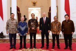 Presiden Joko Widodo didampingi oleh Menko Maritim dan Investasi Luhut Binsar Pandjaitan bertemu dengan Tony Blair dan Masayoshi Son di Istana Merdeka , Jakarta, Jumat (28/2) (Biro Setpres)
