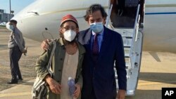 빌 리처드슨 전 유엔 주재 미국대사와 미얀마 군부에 억류됐다 석방댄 미국인 대니 펜스터 씨가 15일 미얀마 네피도 공항에서 사진을 찍었다.