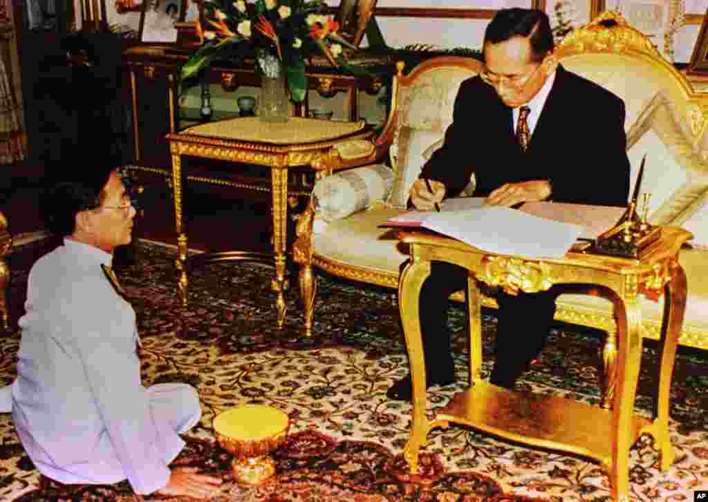 Raja Bhumibol Adulyadej memberikan kesempatan bertemu kepada Perdana Menteri yang baru dipilih, Chuan Leekpai, di Istana di Bangkok, 1997.