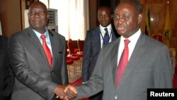 Michel Am-Nondokro Djotodia (gauche) et Francois Bozizé (droite) lors des pourparlers de Libreville