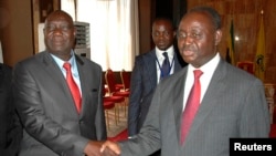 Michel Am-Nondokro Djotodia (à g.), leader de Séléka, avec le président François Bozizé (à dr.) à Libreville (11 jan. 2013)