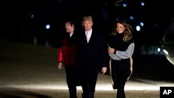 Melania Trump iba a acompañar al presidente Donald Trump originalmente en su viaje a Davos, pero el martes, su asistente dijo que ella no iría debido a problemas logísticos que no especificó.