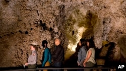 奥巴马总统和家人参观美国卡尔斯巴德洞穴国家公园（2016年6月17日）