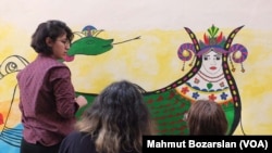 Diyarbakırlı kadın ressamlar duvarlardaki küfürlü yazılar için harekete geçti