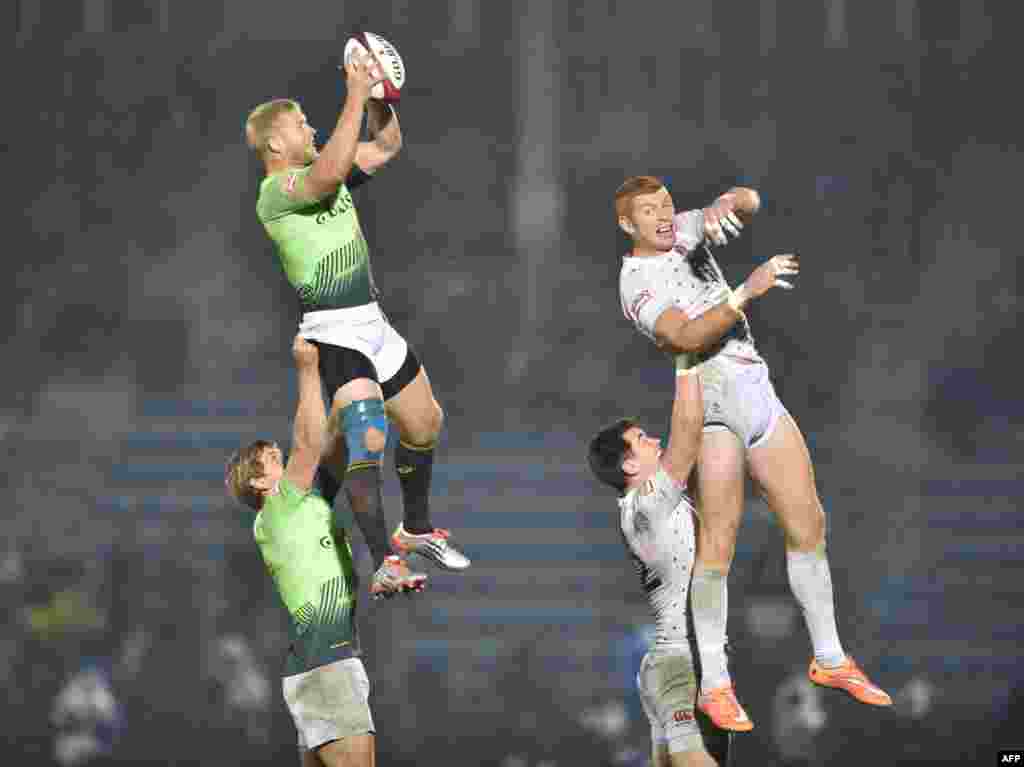 South Africa&#39;s Kyle Brown (L, top) and England&#39;s James Rodwell (R, top) fight for the ball during their final match at the Tokyo Rugby Sevens in Tokyo, Japan. England won the final 21-14.