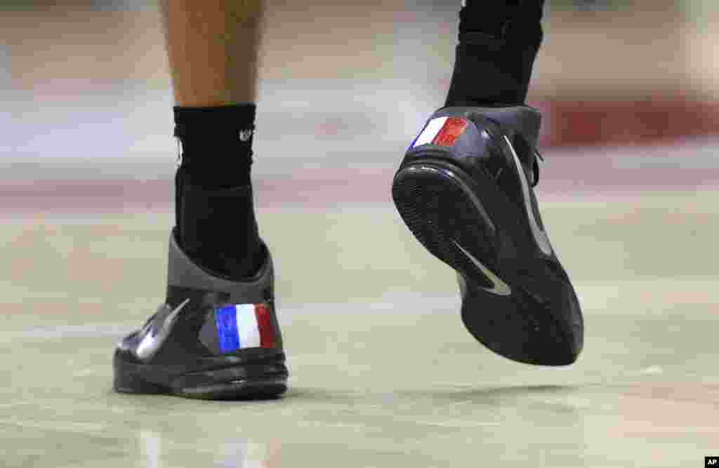 Rudy Gobert, numéro 27 de Utah, porte des chaussures aux couleurs du drapeau français lors d'un match de basket de la NBA, contre les Hawks d'Atlanta, à Atlanta, Etats-Unis 15 novembre 2015. 