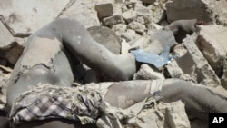 ສົບສະມາຊິກກຸ່ມຫົວຮຸນແຮງ Boko Haram ຄົນນຶ່ງ ທີ່ເສຍຊີວິດ ໃນເຫດລະເບີດແຕກ ຢູ່ບ່ອນເຮັດລະເບີດລັບ ແຫ່ງນຶ່ງ ໃນເມືອງ Maiduguri (2 ມີນາ 2012)