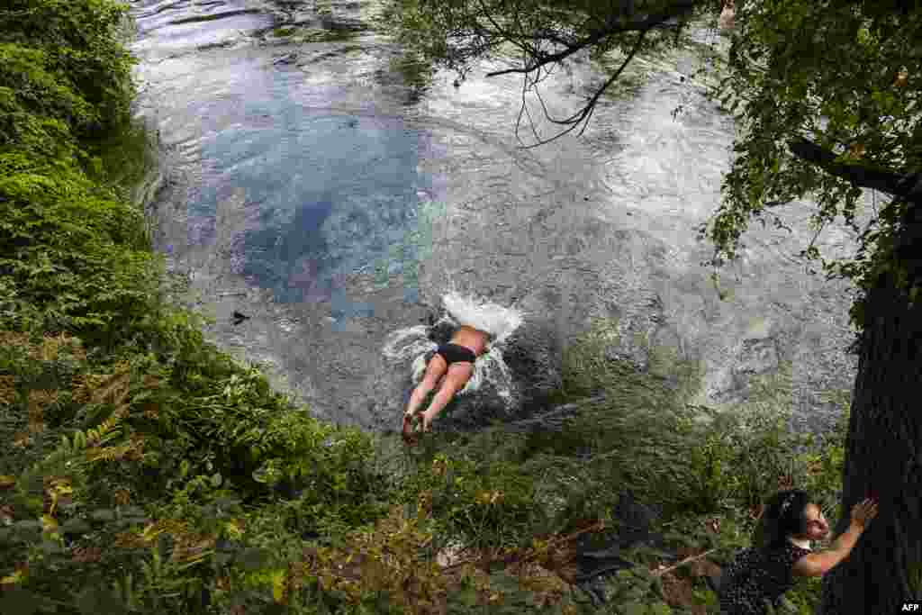 알바니아 델바인 인근 주민이 &#39;블루아이&#39; 강으로 불리는 천연 샘물에 뛰어들고 있다.