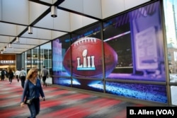 Minneapolis residents walk through the Skyway, elevated pedestrian tunnels that connect more than 18 kilometers of the city. Minneapolis is also home to this week's Super Bowl.