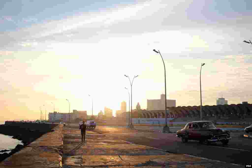VOA reporter Victoria Macchi, in Cuba to cover President Obama&rsquo;s visit next week, took this photo of daybreak on Havana&#39;s waterfront. (VOA/ V. Macchi)