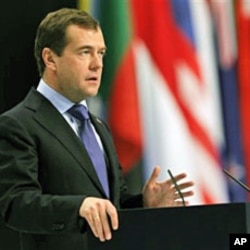 Russian President Dmitry Medvedev gives a media briefing at the end of a NATO summit in Lisbon, 20 Nov 2010, coinciding with a NATO plan to deliver a historic invitation for Russia to join a missile shield protecting Europe against Iranian attacks