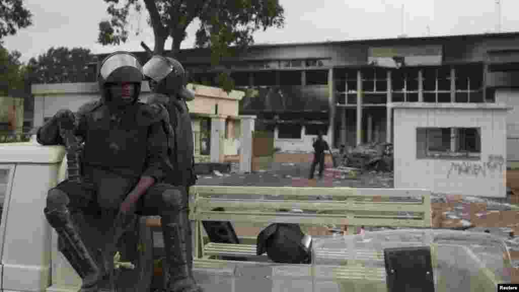 La police stationnée devant le siège du parlement brulé par des manifestants à Ouagadougou, 31 octobre 2014. REUTERS/Joe Penney