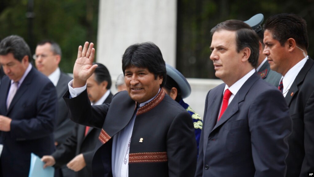 Archivo- El presidente de Bolivia, Evo Morales, en la foto durante una visita a México en 2010, solicitó asilo en ese país y le fue concedido por razones humanitarias, informó el canciller mexicano Marcelo Ebrard.