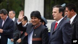 Archivo- El presidente de Bolivia, Evo Morales, en la foto durante una visita a México en 2010, solicitó asilo en ese país y le fue concedido por razones humanitarias, informó el canciller mexicano Marcelo Ebrard.
