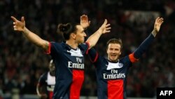 Scène de joie entre l’attaquant suédois du Paris Saint-Germain Zlatan Ibrahimovic et le milieu de terrain anglais David Beckham de la même équipe après un but lors d'un match de football L1 entre Paris St Germain et Brest au Parc des Princes à Paris, le 1