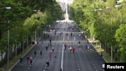 Suasana di sepanjang Paseo de la Castellana, setelah otoritas lokal Madrid mengizinkan beberapa jalan hanya untuk pejalan kaki di tengah wabah Covid-19 di Madrid, Spanyol, selama akhir pekan , 9 Mei 2020. 