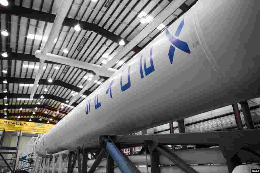 ຈະຫລວດ Falcon 9 ຂອງບໍລິສັດ SpaceX ກໍາລັງຖືກກະກຽມ ສໍາລັບສົ່ງຍານອາວະກາດ Dragon ຂຶ້ນສູ່ ວົງໂຄຈອນ ເພື່ອນໍາເອົາສະບຽງແລະອຸບປະກອນຕ່າງໆ ໄປສົ່ງໃຫ້ສະຖານີອາວະກາດສາກົນ ຊຶ່ງເປັນການບໍລິການດ້ານນີ້ ເທື່ອທໍາອິດ ໂດຍບໍລິສັດພານິດ ຫລັງຈາກທີ່ອົງການ NASA ຂອງສະຫະລັດ ໄດ້ຍຸດຕິໂຄງການຍານອາວະກາດໄປກັບ ຫລື Space shuttle ລົງ, ວັນທີ 30 ກັນຍາ 2012. (NASA/Ben Smegelsky)