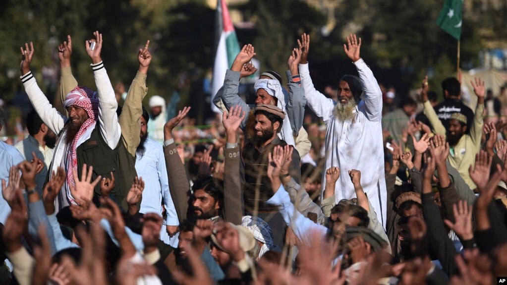 Supporters of the Pakistan Defense Council chant slogans at a rally against America, in Rawalpindi, Pakistan, Dec. 29, 2017. 