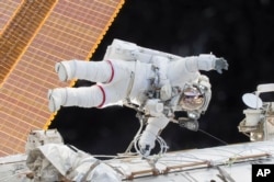 Скотт Келлі у відкритому космосі назовні Міжнародної космічної станції. 21 грудня 2015 року