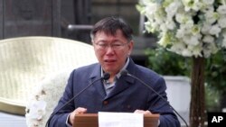 新任台北市长柯文哲的祖父是228事件的受难者，他以受难者家属身分在纪念仪式上致词时数度哽咽（2015年2月28日）