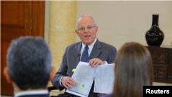 El presidente peruano Pedro Pablo Kuczynski da una entrevista a medios en el Palacio de Gobierno en Lima, Perú, 17 de diciembre, 2017.