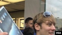 Ryan Brown sa iPAD-om u ruci