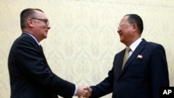 Le ministre des Affaires étrangères de la Corée du Nord, Ri Yong Ho, à droite, et le sous-secrétaire général des Nations Unies pour les affaires politiques, Jeffrey Feltman, se serrent la main au Mansudae Assembly Hall à Pyongyang, Corée du Nord, 7 décembre 2017.