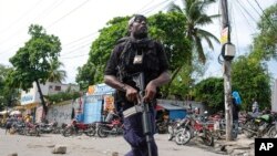 Umuporisi wa Haiti ariko arasa ashwiragiza ibigwi vy'abanyagihugu i Port-au-Prince, Haiti, kw'itariki ya 23/10/2021