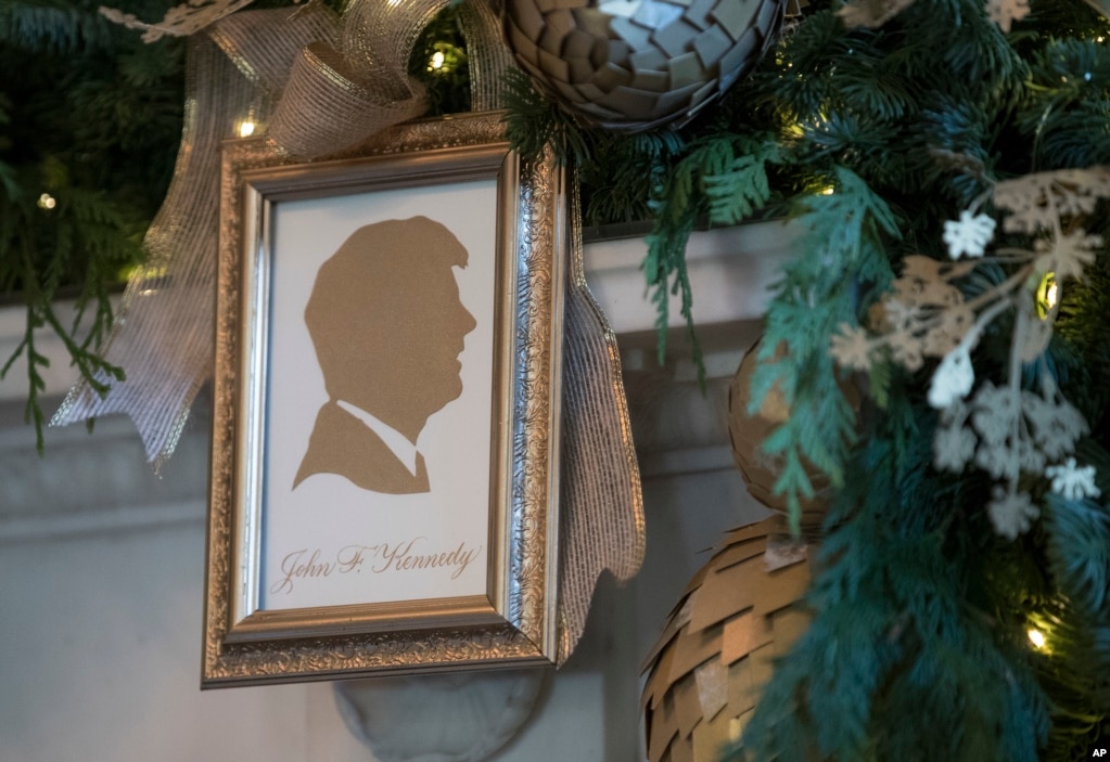 El perfil del expresidente John F.Kennedy en un cuadro navideño, como decoración en la Casa Blanca.