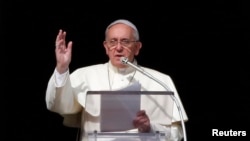 2014年1月12日，教宗方济各在梵蒂冈圣彼得广场使徒宫的窗前发表讲话。