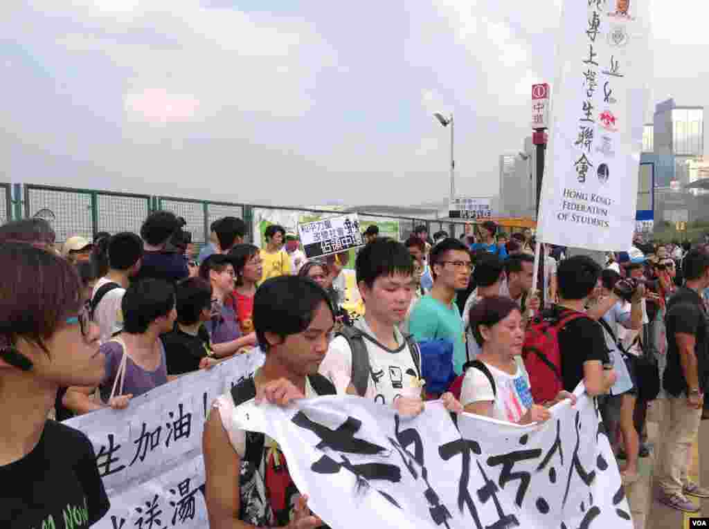 香港学联大专界罢课星期三继续在添马公园举行（美国之音图片／海彦拍摄）