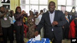 Rais Joseph Kabila wa Jamhuri ya Kidemokrasia ya Kongo akipiga kura yake katika kituo cha kura mjini Kinshasa