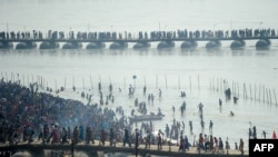 ہندو یاتری اپنے عقیدے کے مطابق دریائے گنگا میں مقدس غسل کر رہے ہیں ۔ فائل فوٹو