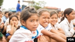 Indigenous children studying at “Yeun Jas Primary School” in a remote area in Ratanakiri province, December 12, 2016. (Hean Socheata/ VOA Khmer)