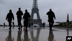 Des policiers près de la Tour Eifel, Paris, France, 7 mai 2017.