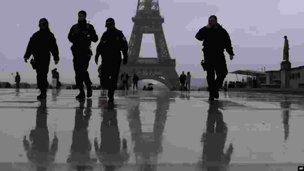 Des policiers français patrouillent &nbsp;à Paris, France, le 7 mai 2017.