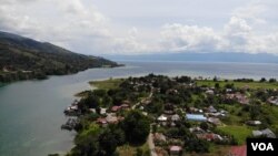 Danau Poso dilihat dari atas kota Tentena, Kabupaten Poso, Sulawesi Tengah. (Foto : VOA/Yoanes Litha)