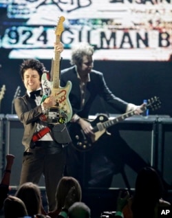 Billie Joe Armstrong, front, and Mike Dirnt, from Green Day perform at the Rock and Roll Hall of Fame Induction Ceremony in Cleveland, Ohio, April 18, 2015.