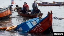 2014年4月2日智利渔民检查地震和海啸所造成的损坏