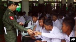 မြန်မာစစ်တပ်က အသက်မပြည့်သေးတဲ့ ကလေး စစ်သားတွေကို မိဘထံပြန်လည် အပ်နှံတဲ့အခမ်းအနား ( စက်တင်ဘာ ၃၊ ၂၀၁၂)