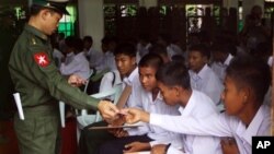 မြန်မာစစ်တပ်က အသက်မပြည့်သေးတဲ့ ကလေးစစ်သားတွေကို မိဘထံပြန်လည်အပ်နှံတဲ့ အခမ်းအနား။ (စက်တင်ဘာ ၃၊ ၂၀၁၂)