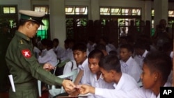 မြန်မာစစ်တပ်က အသက်မပြည့်သေးတဲ့ ကလေးစစ်သားတွေကို မိဘထံပြန်လည် အပ်နှံတဲ့ အခမ်းအနား။ (စက်တင်ဘာ ၃၊ ၂၀၁၂)